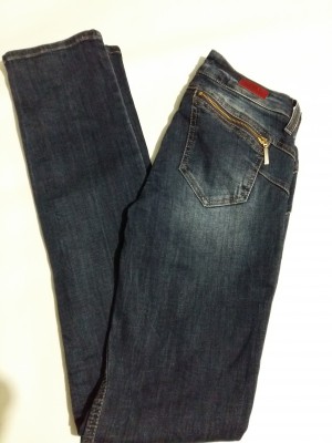 Джинсы Liu Jo оригинал р. 25  джинсы скини темно-синего цвета, на поясе камень Swarovski 