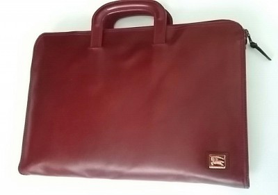 Портфель сумка Burberrys оригинал Портфель сумка Burberrys оригинал, подходит как сумка для ноутбука диагональ 15.
Натуральная кожа - темно бардовый цвет
Внутри клетчатая перегородка.