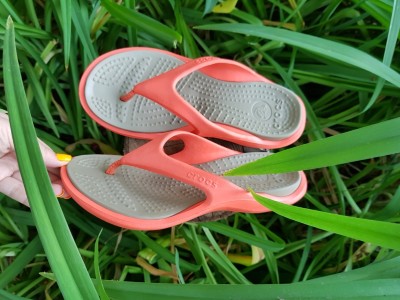 Кроксы Crocs W8  коралловый цвет с бежевым