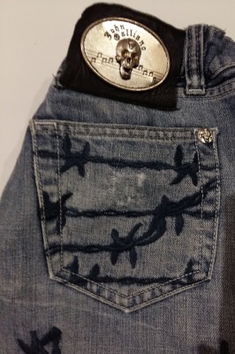 Джинсы John Galliano р. 31 (маломерят) рванные джинсы с заклепками -пуговицами черепами 
от Джона Гальяно