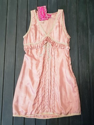 Платье Axara шелк (Франция) р. S Платье Axara (Франция)
состав шелк 100 %
приятный нежно розовый цвет