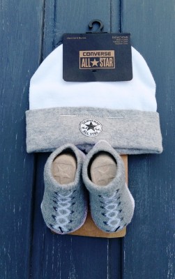 Комплект для новорожденных Converse от 0-6 мес - шапочка и ботики-носочки
