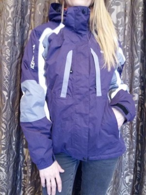 Лыжная куртка IcePeak р. S-M яркая куртка от Финского бренда IcePeak - 
может быть кэжуал
Внутри 2 кармана, снаружи 4 кармана и 1 карман на рукаве