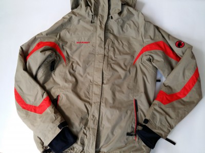 Куртка лыжная Mammut оригинал  Dry tech защита от дождя и ветра, материал полиамид с мембраной 
цвет хаки с алыми вставками