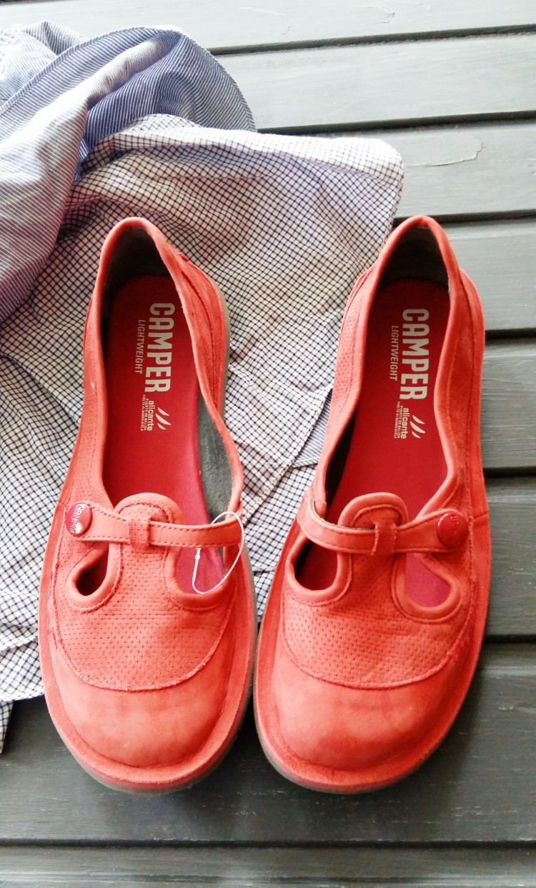 Обувь кораллового цвета
